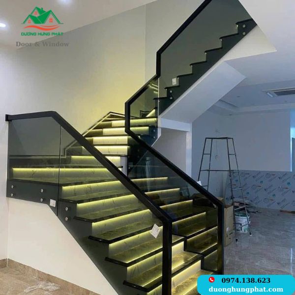 cầu thang lan can kính tại TP.HCM